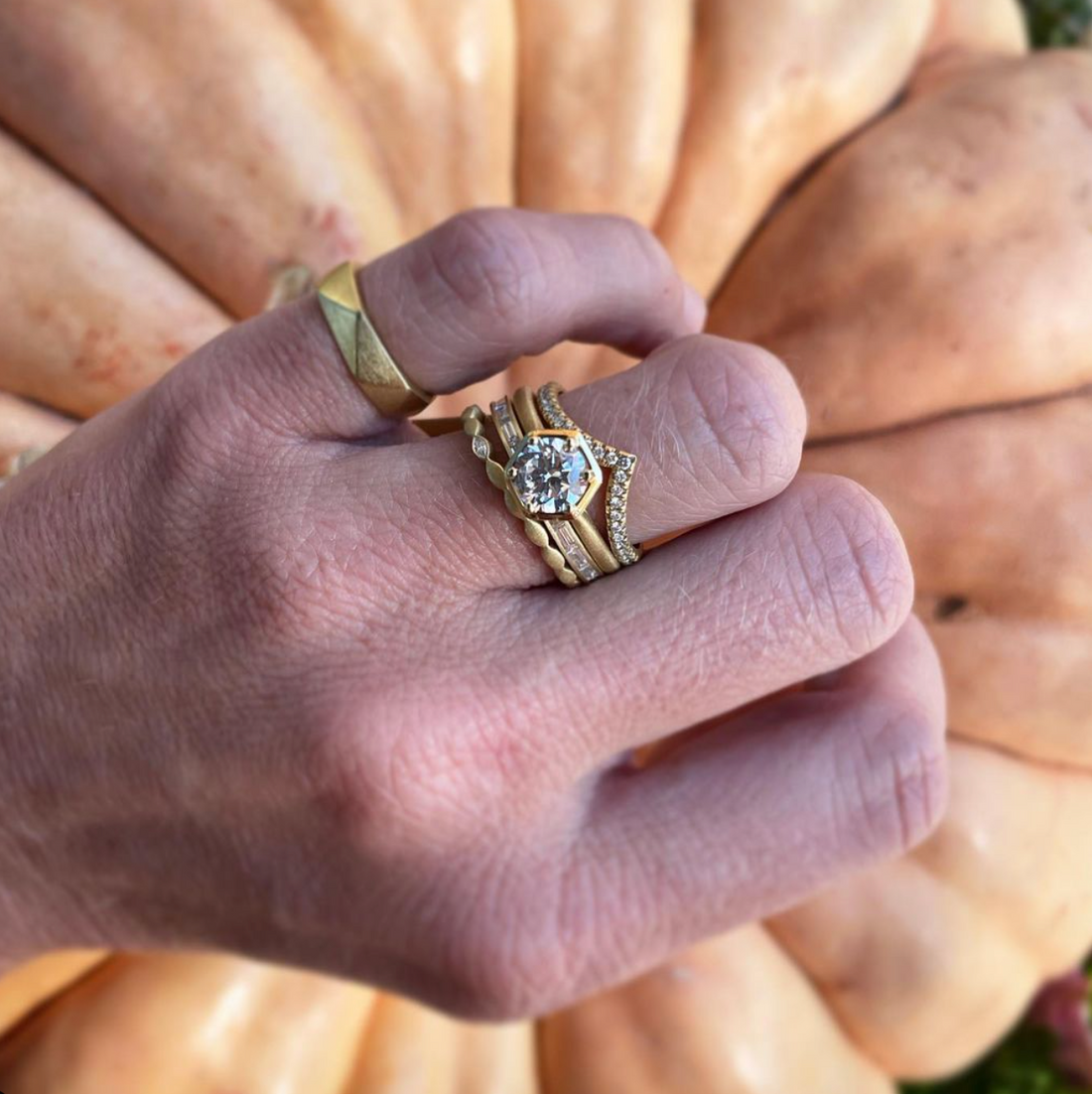 MINI HORIZONTAL DIAMOND PETAL BAND